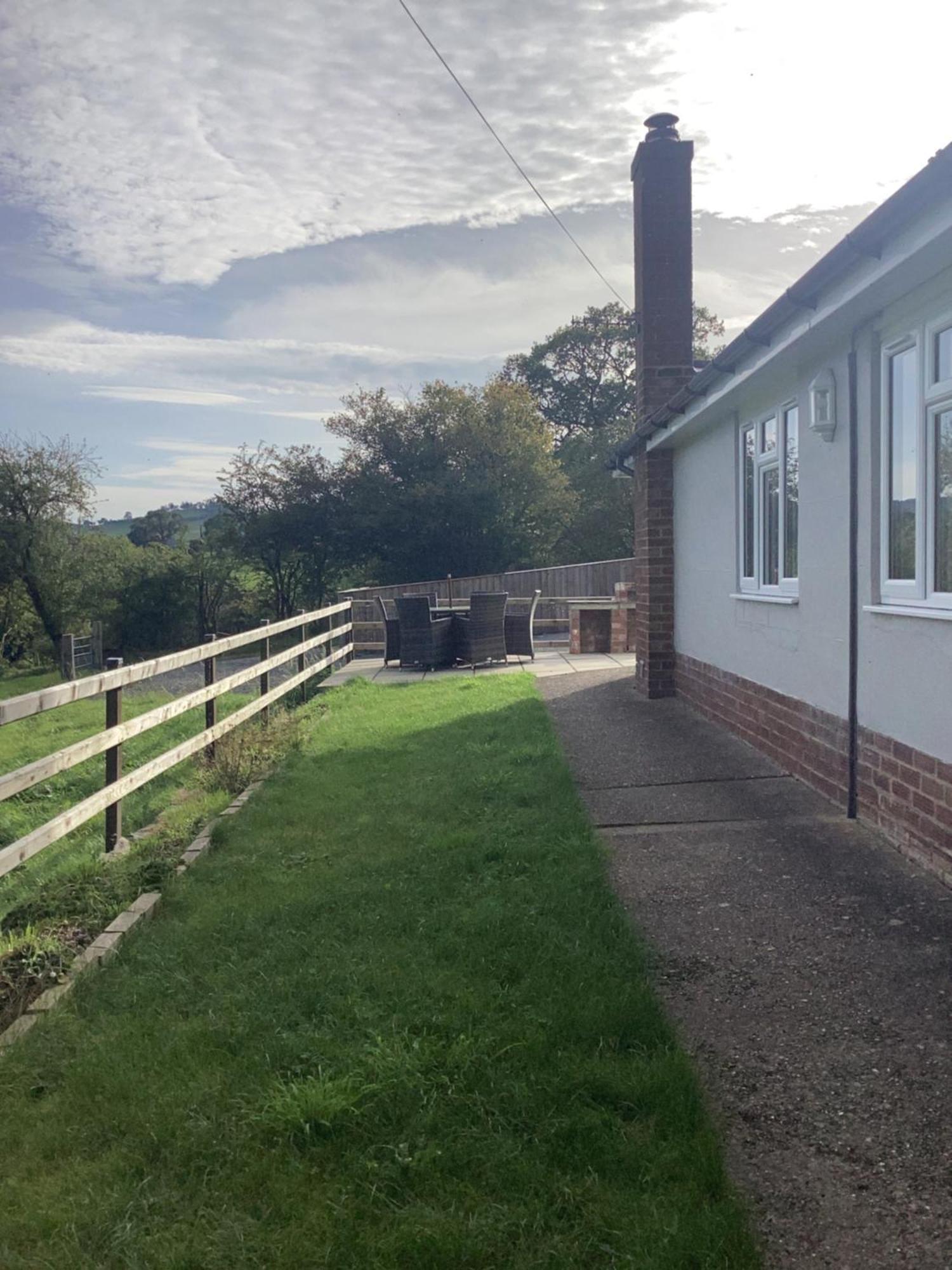 3 Bedroom Bungalow In Llanrhaeadr Ym Oswestry Eksteriør billede